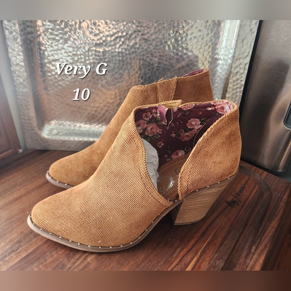 Very G Tan Corduroy Lilly BootiesSize 10 NIB